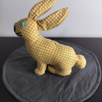 Peluche lapin jaune moutarde à pois blancs œil brodé menthe fait main