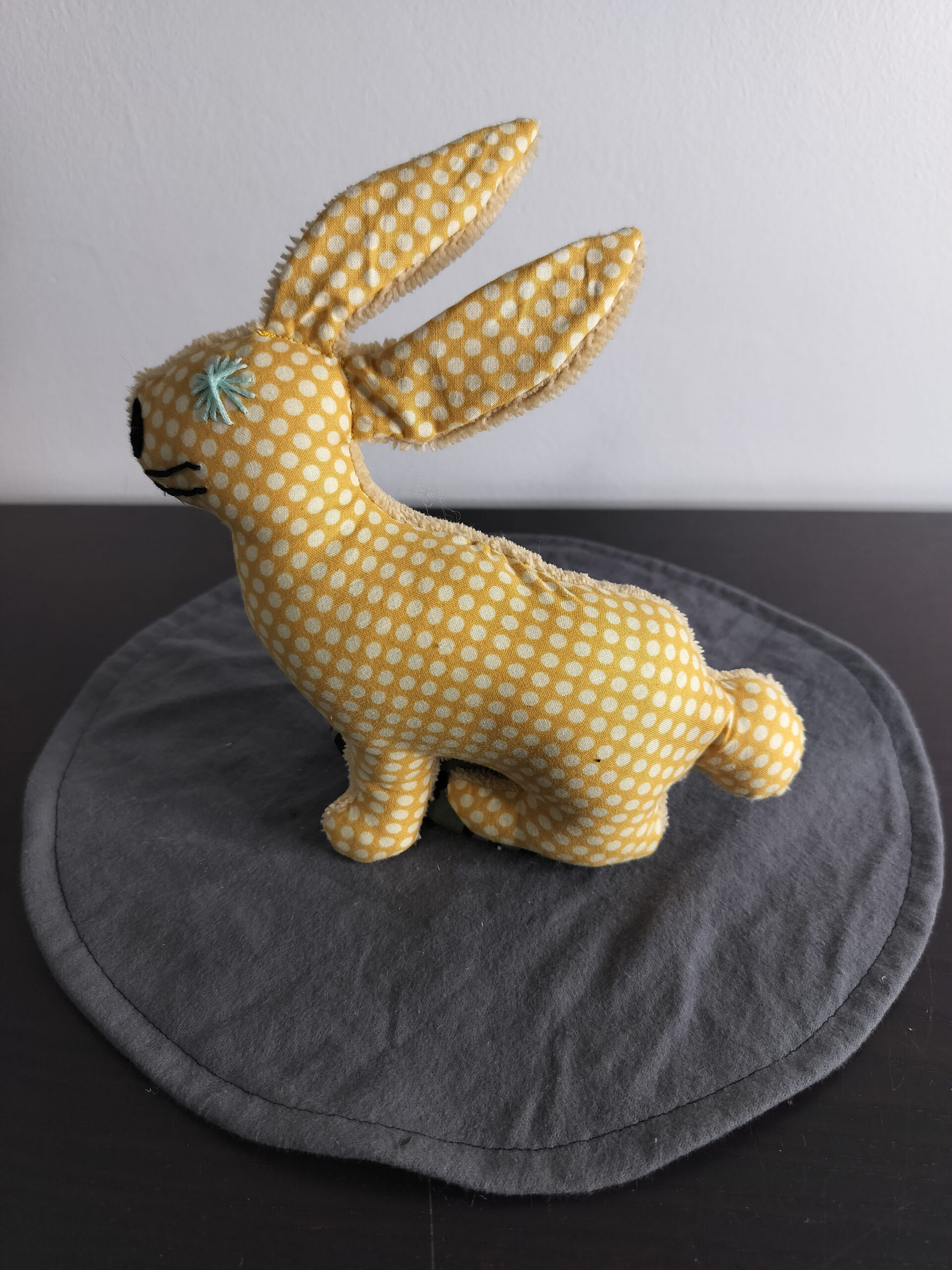 Peluche lapin jaune moutarde à pois blancs œil brodé menthe fait main