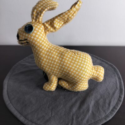 Peluche lapin jaune en tissu recyclé œil grand bouton bleu canard déco vintage