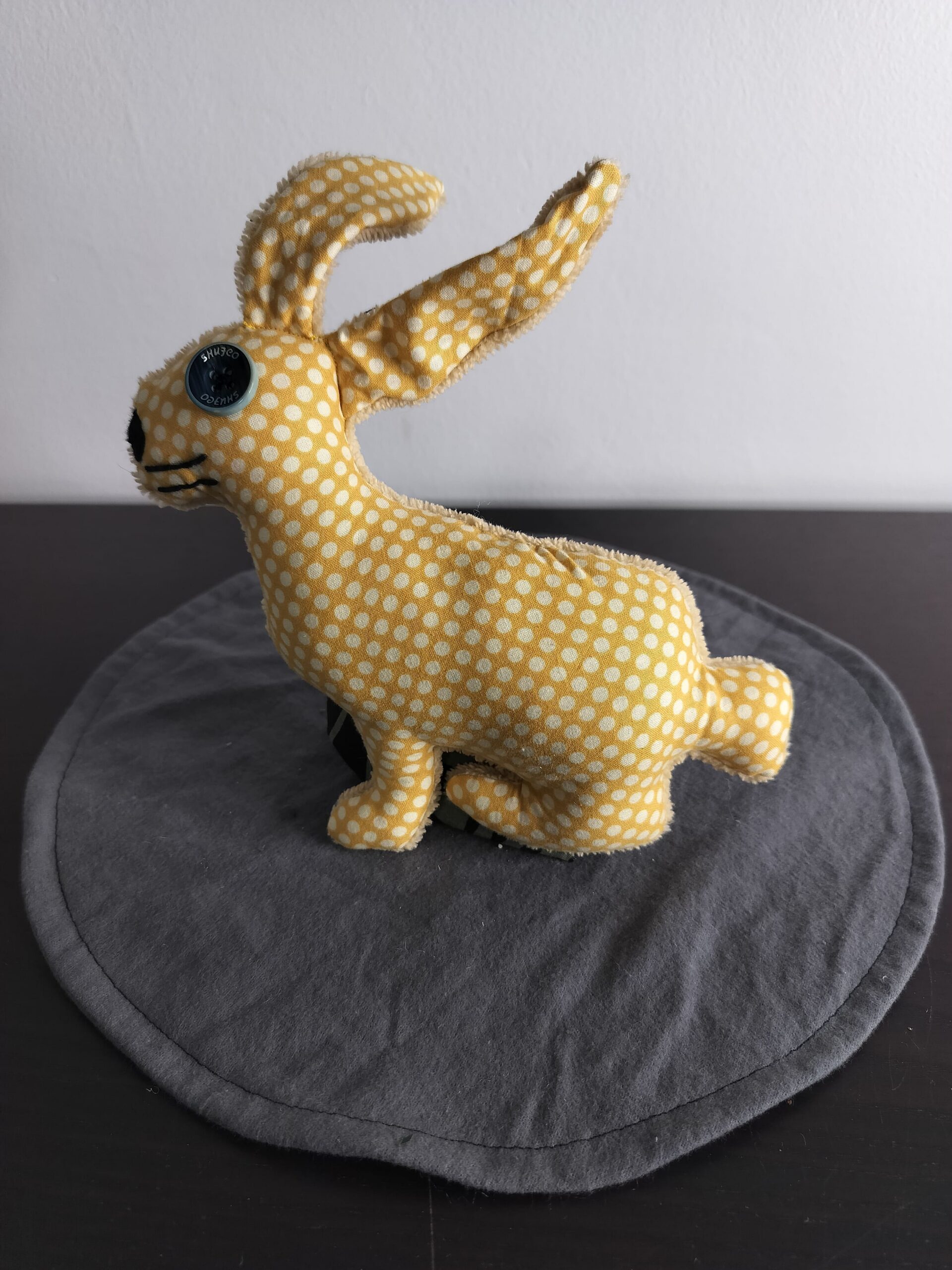 Peluche lapin jaune en tissu recyclé œil grand bouton bleu canard déco vintage