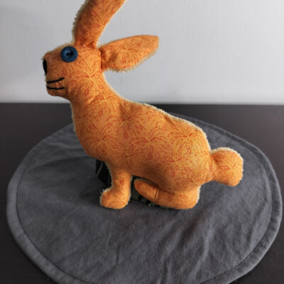 Peluche lapin orange motif graphique ocre œil bouton bleu roi fait main