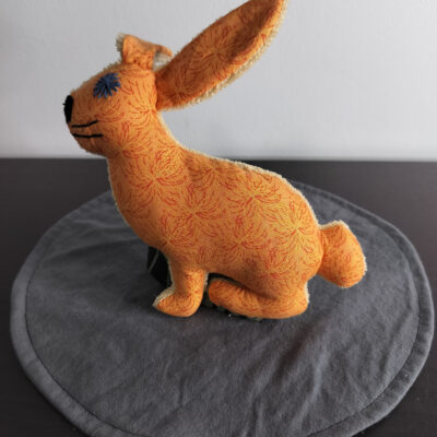 Peluche lapin orange en tissu recyclé œil brodé étoile bleue sécurité bébé