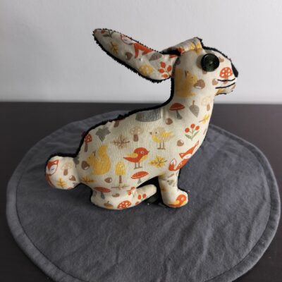 Peluche lapin forêt beige motif renard et champignon œil bouton vert fait main