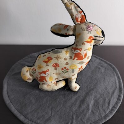Peluche lapin forêt beige motif écureuil œil brodé fleur rose sécurité bébé