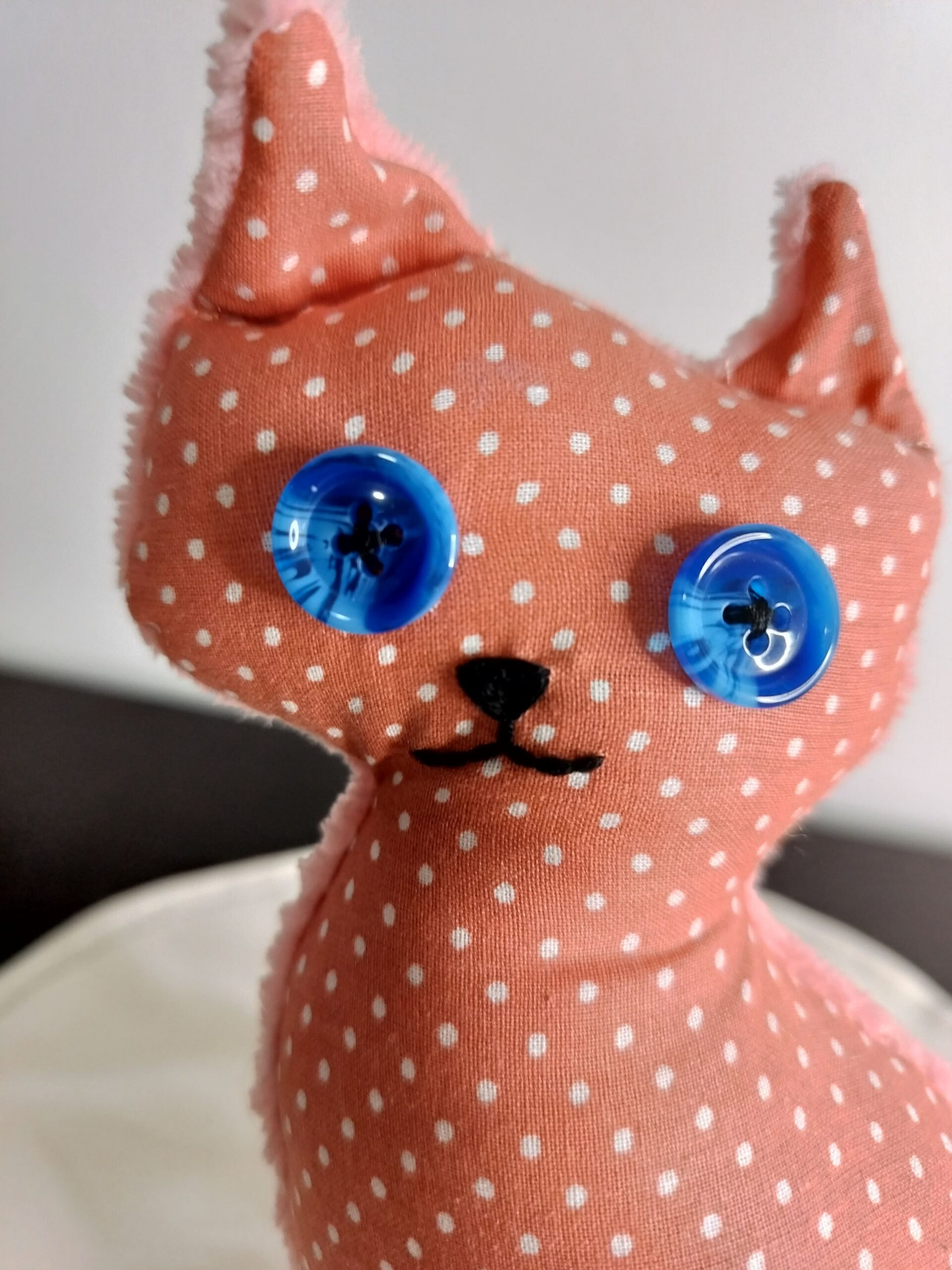 Peluche chat Tribal – Motifs géométriques bleu marine & azur – Image 8