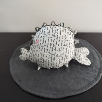 Peluche poisson globe tissu lettres manuscrites oeil etoile brode rose corail piques en eponge de bambou foncee envers fait main