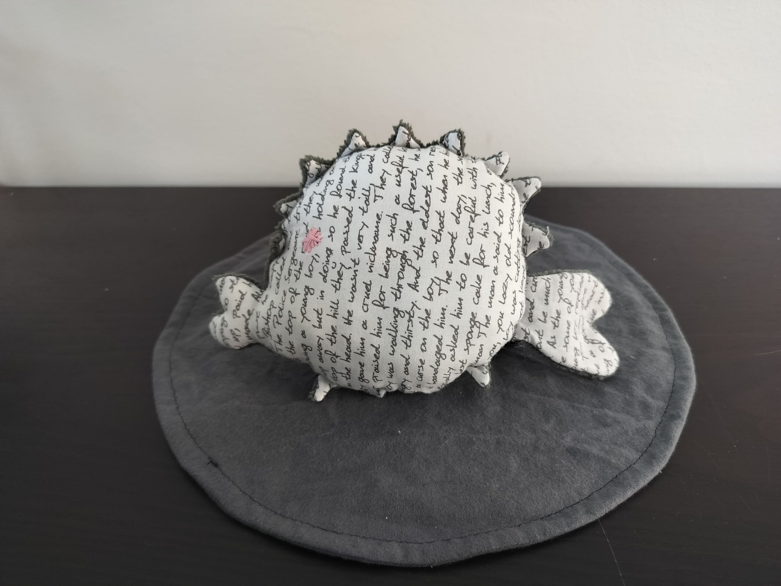 Peluche poisson globe tissu lettres manuscrites oeil etoile brode rose corail piques en eponge de bambou foncee envers fait main
