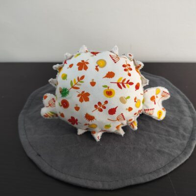 Peluche poisson globe automne motifs de la foret oeil etoile brode vert texture peluche rose clair fait main