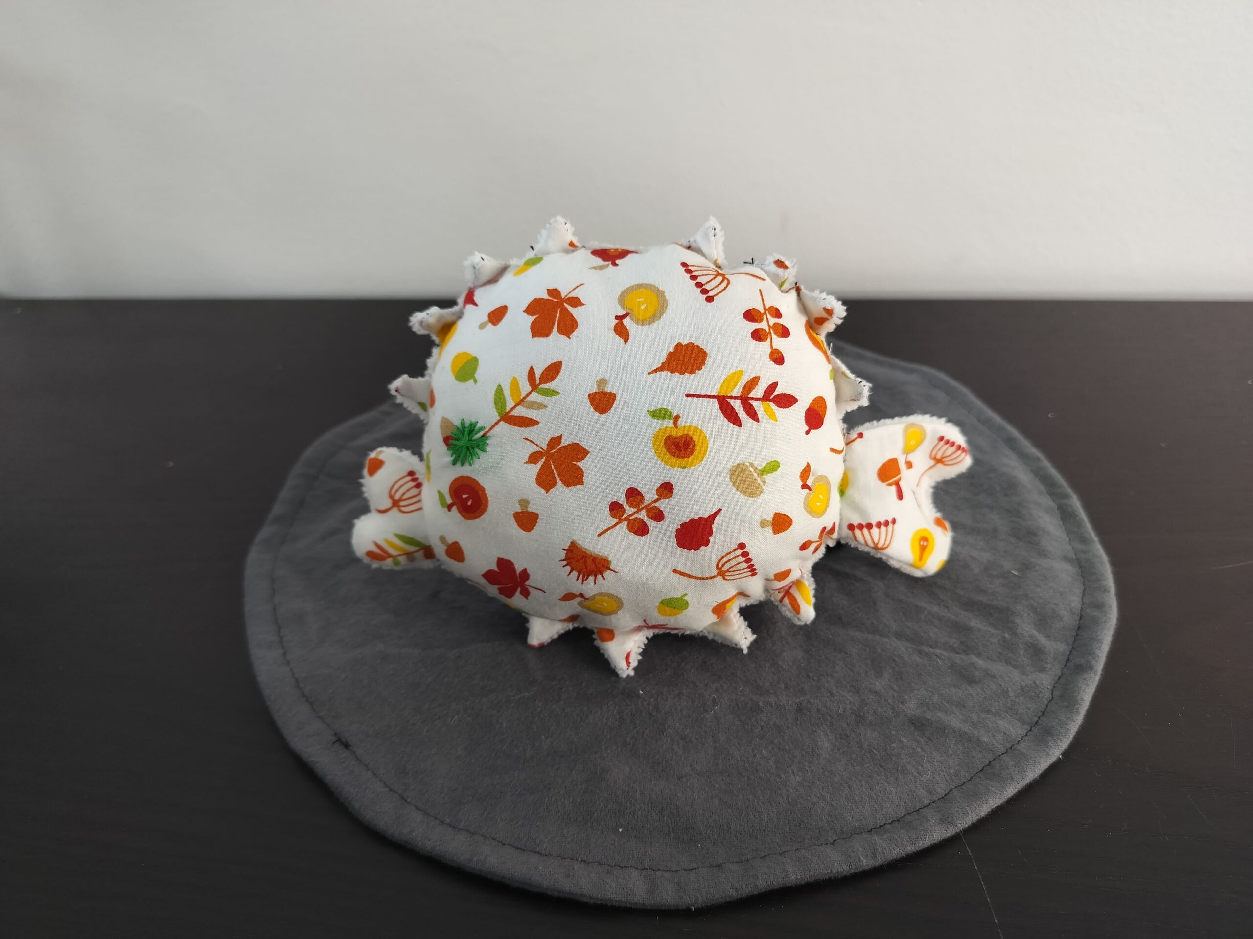 Peluche poisson globe automne motifs de la foret oeil etoile brode vert texture peluche rose clair fait main