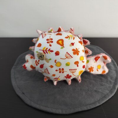 Peluche poisson globe automne en tissu blanc motifs feuilles rousses glands pommes hérissons oeil bouton bois texture peluche rose saumon fait main