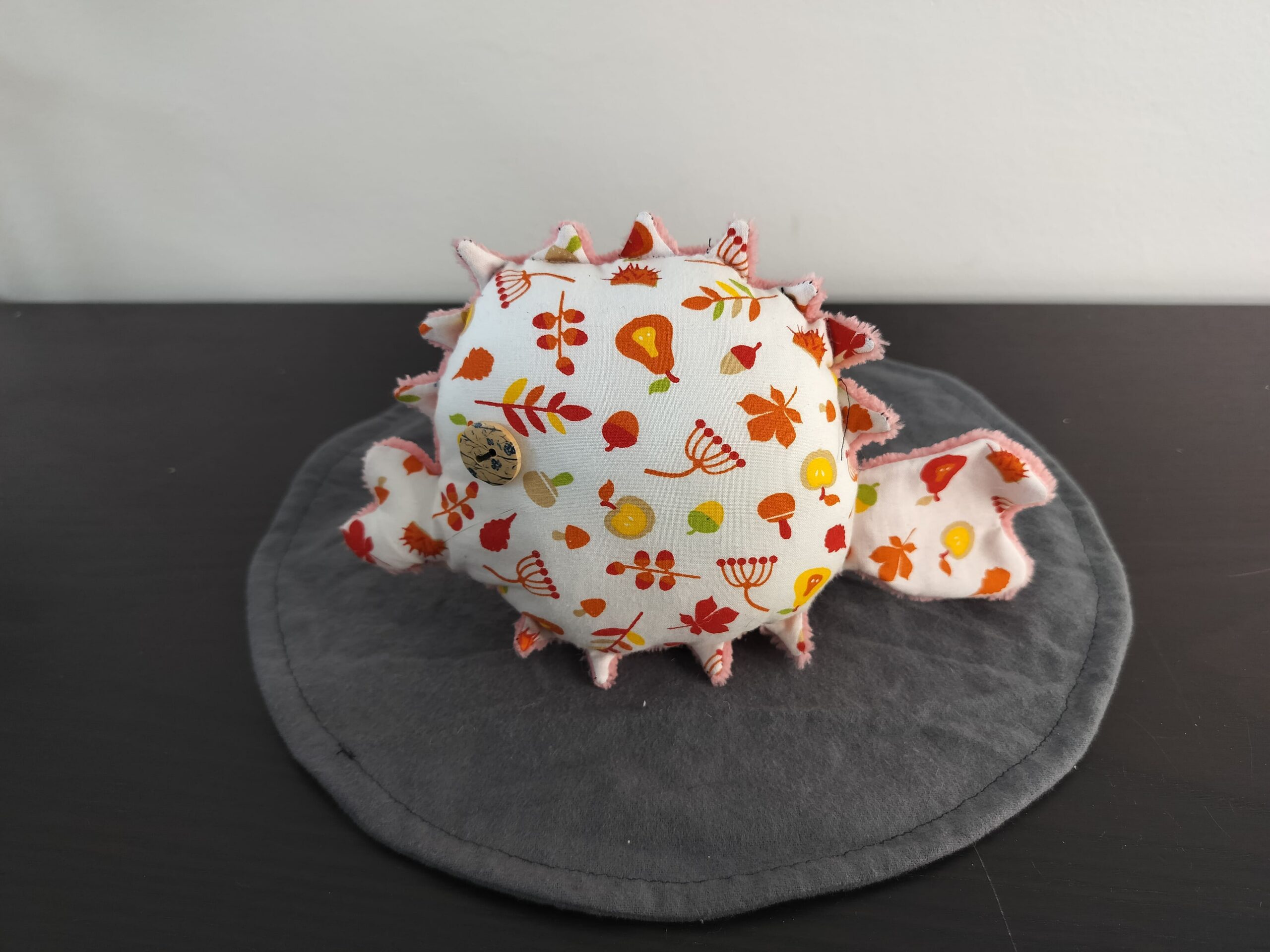 Peluche poisson globe automne en tissu blanc motifs feuilles rousses glands pommes hérissons oeil bouton bois texture peluche rose saumon fait main