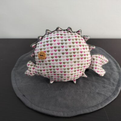 Peluche poisson globe coeurs en tissu blanc motifs petits coeurs roses fushia et beige oeil bouton bois texture peluche eponge bambou gris fait main