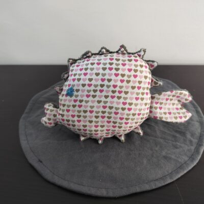 Peluche poisson globe coeurs motifs romantiques oeil etoile brode bleu texture peluche eponge gris fonce fait main