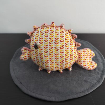 Peluche poisson globe epis en tissu creme motifs petits epis jaunes orange et rouges oeil bouton bois sombre texture peluche rose fait main
