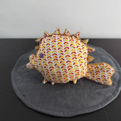 Peluche poisson globe epis motifs graphiques oeil etoile brode violet texture peluche ocre camel fait main