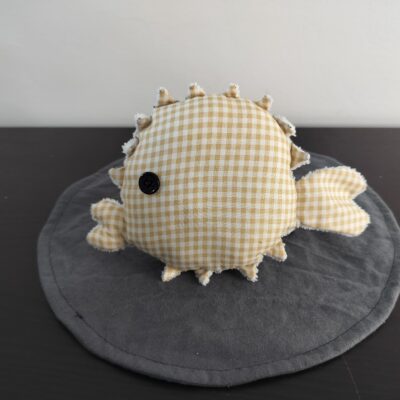 Peluche poisson globe vichy en tissu a petits carreaux beige et blanc oeil bouton noir texture peluche blanc creme fait main