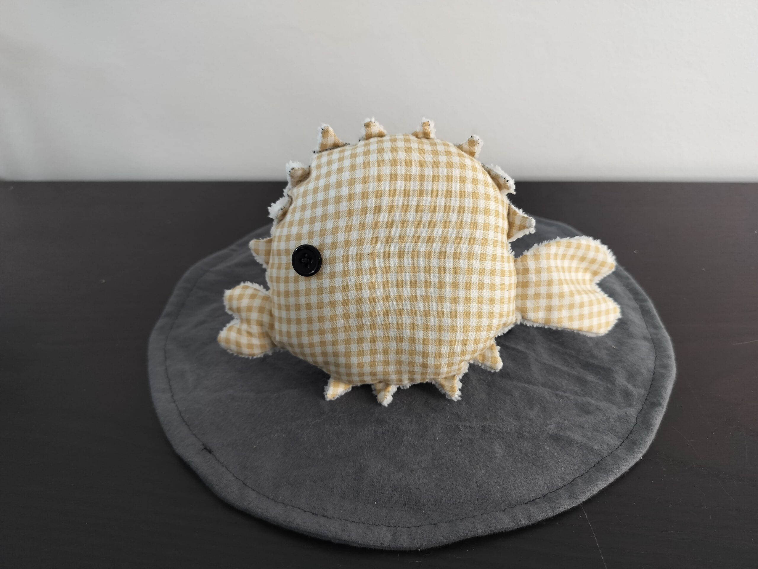 Peluche poisson globe vichy en tissu a petits carreaux beige et blanc oeil bouton noir texture peluche blanc creme fait main