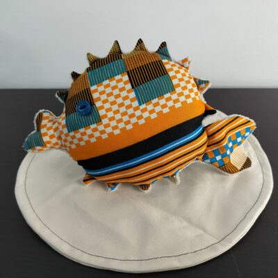 Peluche poisson globe Cameroun motifs damiers et graphiques africains oeil bouton bleu roi texture peluche blanc fait main