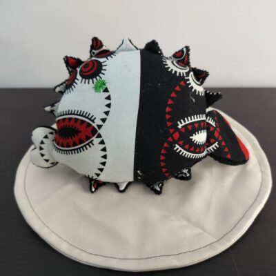 Peluche poisson globe Guyane en tissu graphique noir blanc et rouge oeil etoile brode vert texture peluche fait main