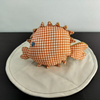Peluche poisson globe vichy orange motifs retro carreaux oeil etoile brode bleu texture peluche ocre camel fait main