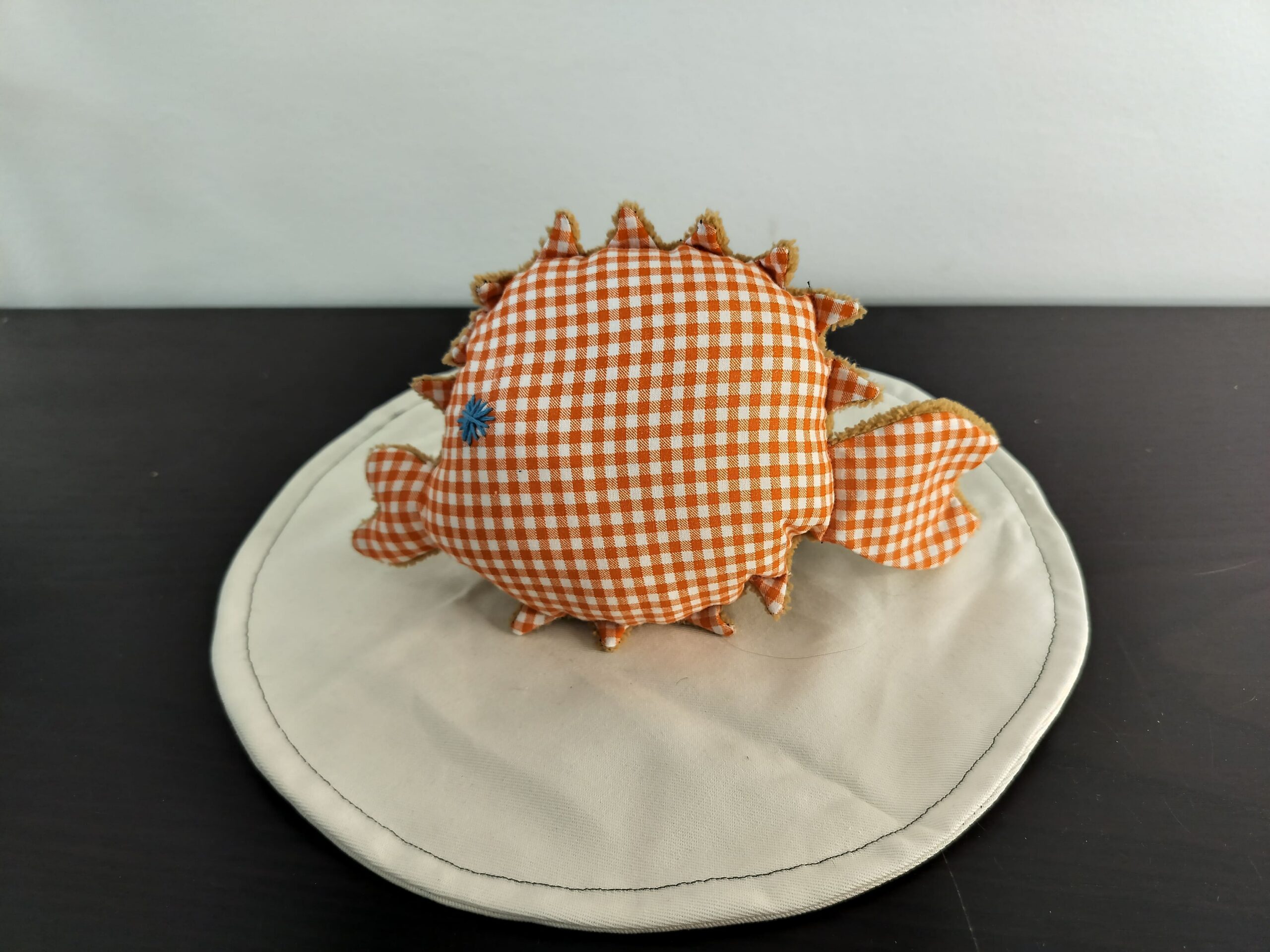 Peluche poisson globe vichy orange motifs retro carreaux oeil etoile brode bleu texture peluche ocre camel fait main