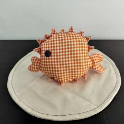 Peluche poisson globe vichy en tissu a petits carreaux orange et blanc oeil bouton noir texture peluche rose saumon fait main
