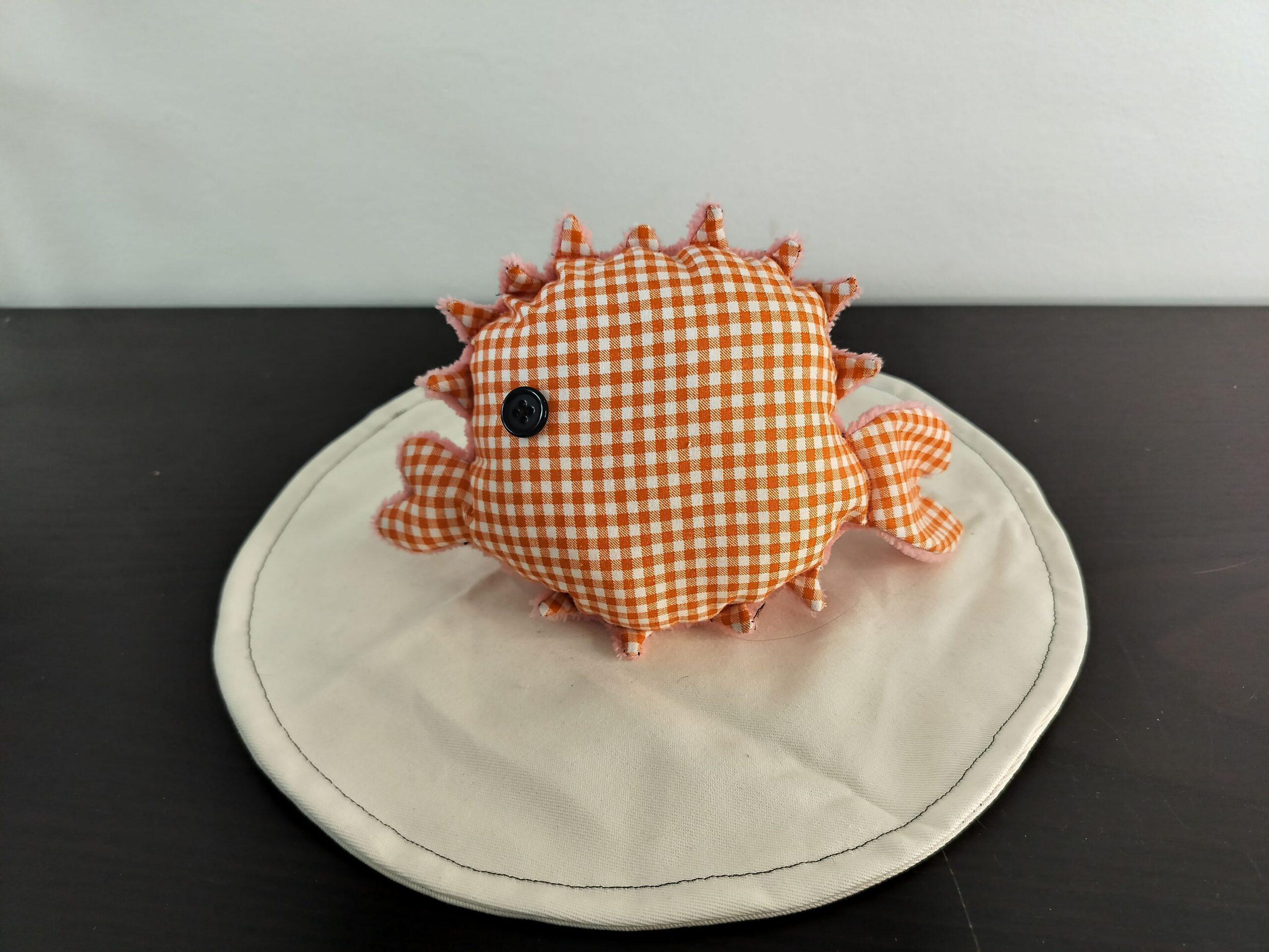 Peluche poisson globe vichy en tissu a petits carreaux orange et blanc oeil bouton noir texture peluche rose saumon fait main