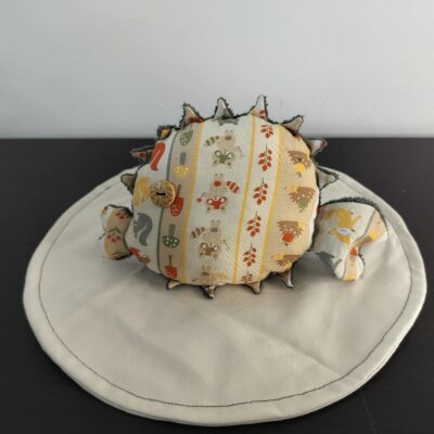 Peluche poisson globe foret en tissu ecru motifs herissons et ecureuils oeil bouton bois clair texture peluche gris anthracite fait main