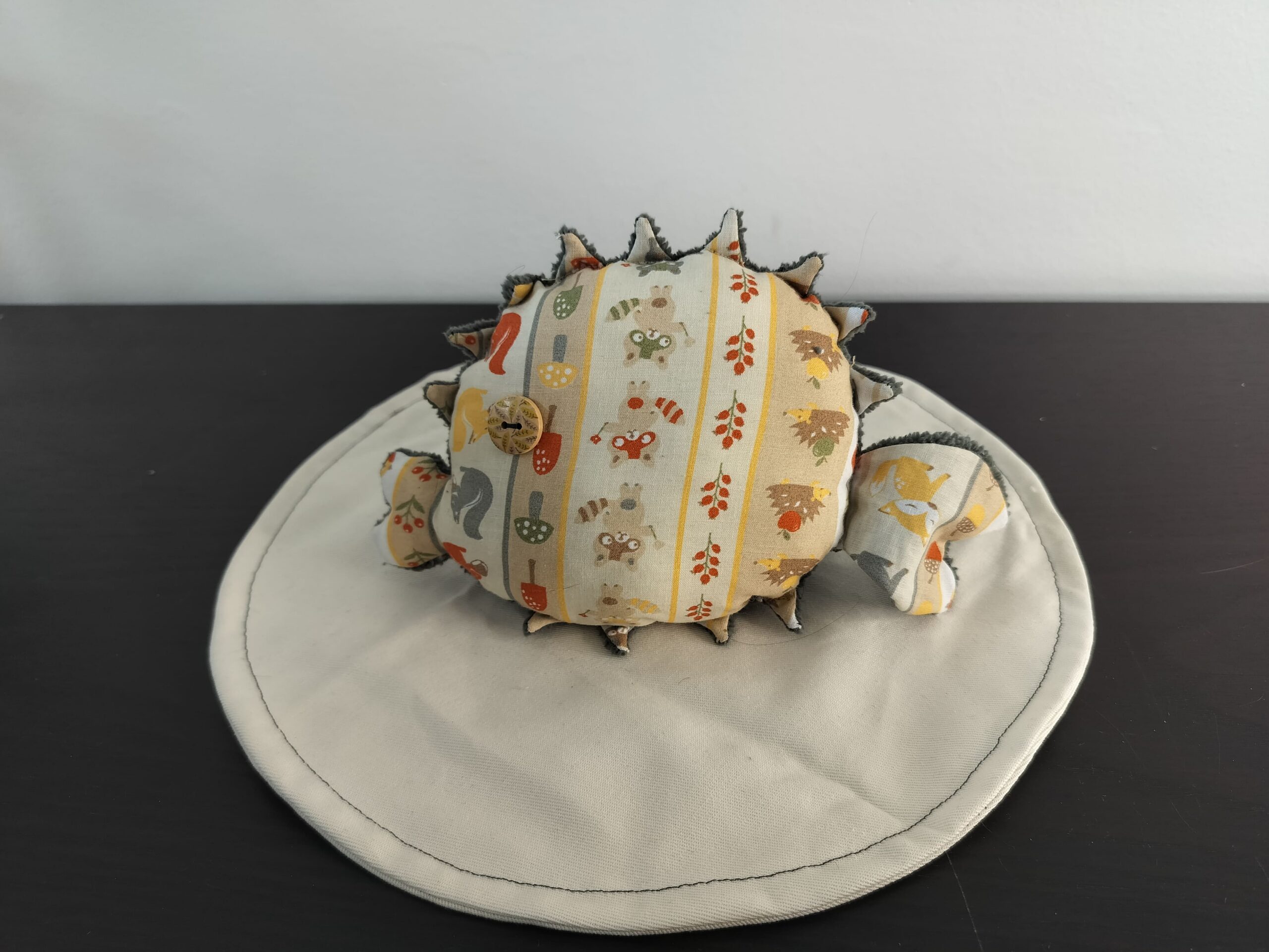 Peluche poisson globe foret en tissu ecru motifs herissons et ecureuils oeil bouton bois clair texture peluche gris anthracite fait main