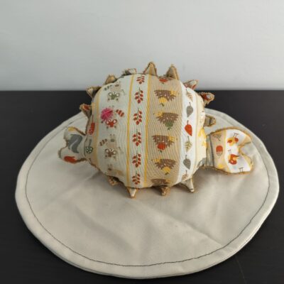 Peluche poisson globe foret motifs automnaux oeil etoile brode rose fuchsia texture peluche camel ocre fait main