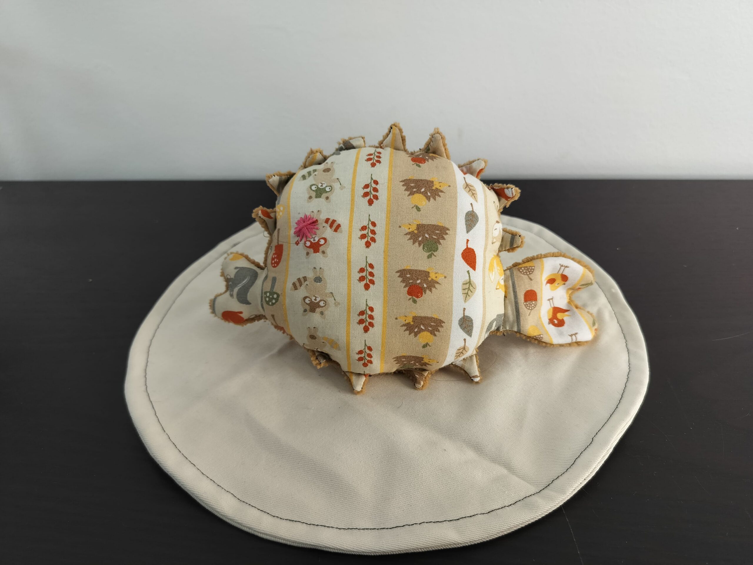 Peluche poisson globe foret motifs automnaux oeil etoile brode rose fuchsia texture peluche camel ocre fait main