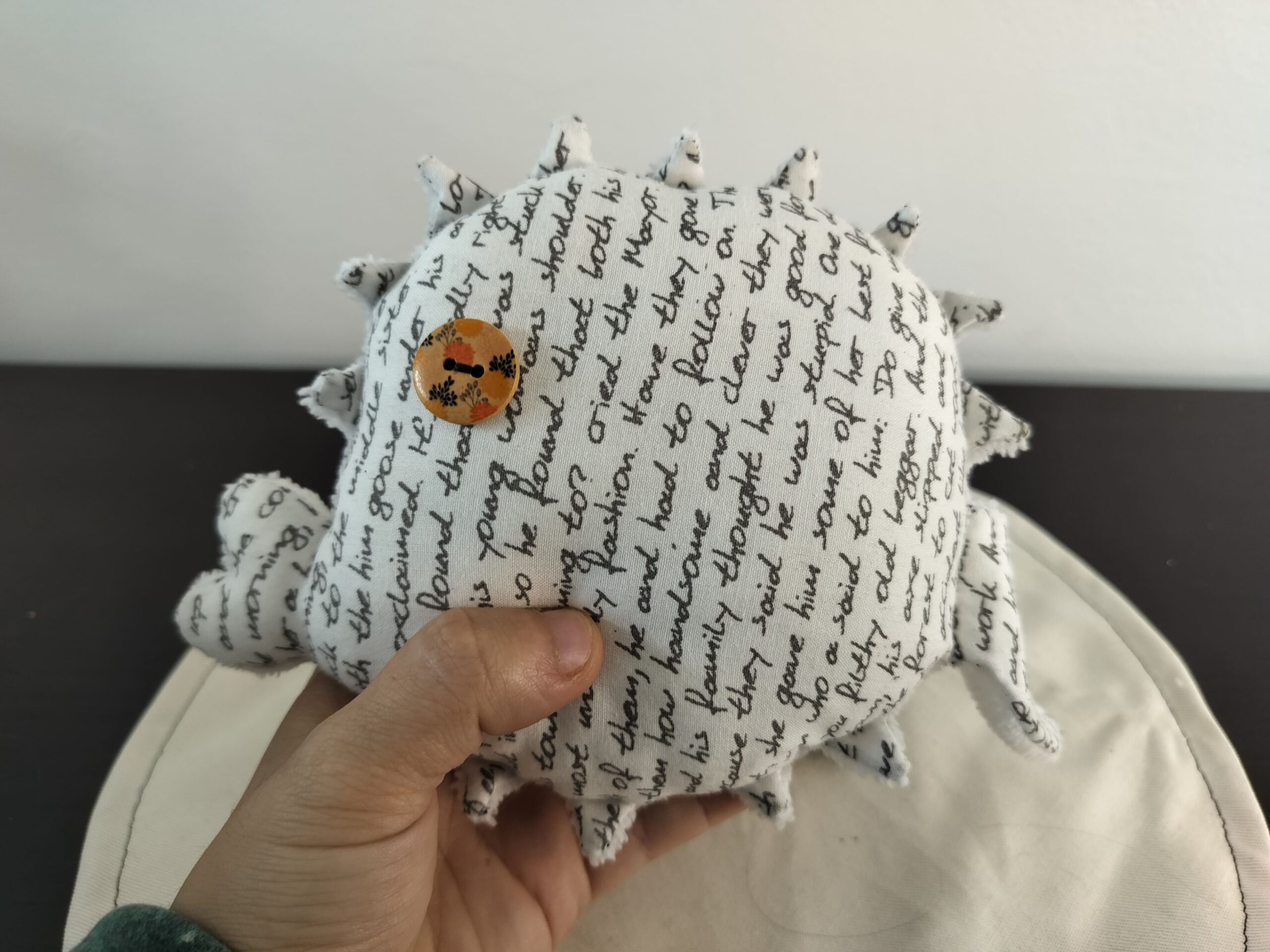 Peluche poisson globe Automne – Création artisanale aux motifs de la forêt – Image 4
