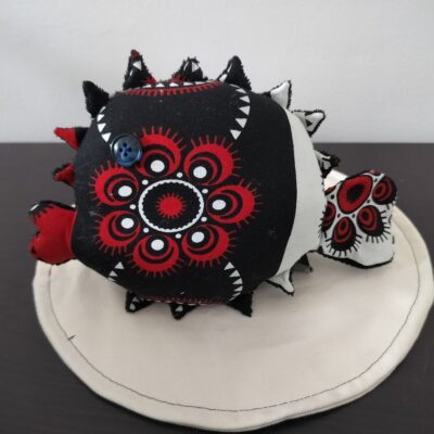 Peluche poisson globe Guyane motifs traditionnels noir blanc rouge oeil bouton bleu roi texture peluche fait main