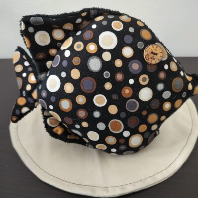 Peluche poisson rond fait main en tissu noir a motifs de bulles marron et beiges oeil bouton horloge en bois vintage et nageoires en éponge noire