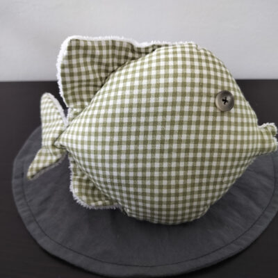 Peluche poisson rond au tissu à carreaux vichy vert olive et blanc avec un œil bouton beige satiné.