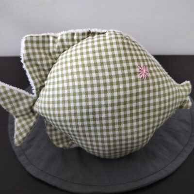 Peluche poisson rond au tissu à carreaux vichy vert olive et blanc avec un œil étoile rose brodé main.