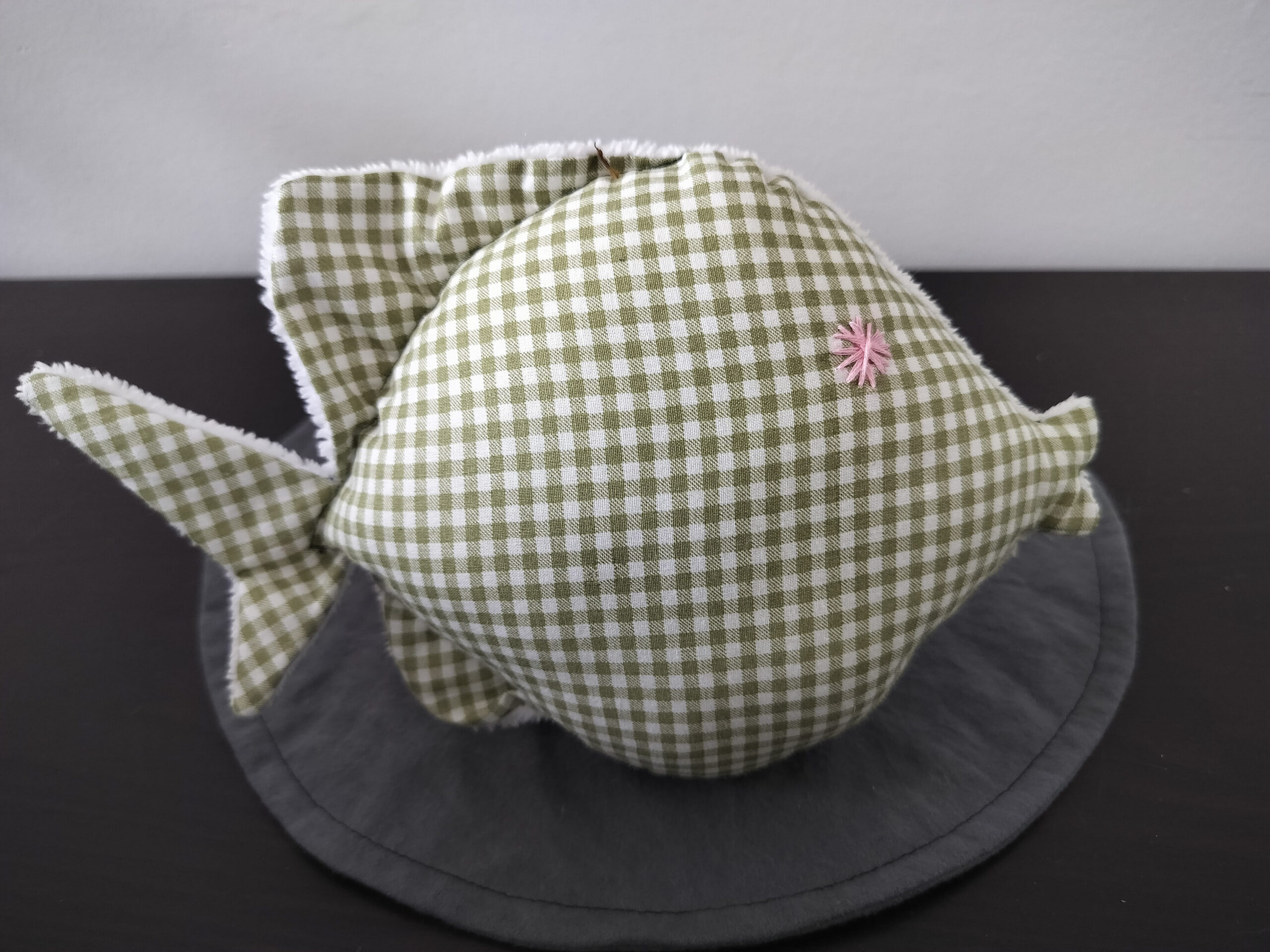Peluche poisson rond au tissu à carreaux vichy vert olive et blanc avec un œil étoile rose brodé main.