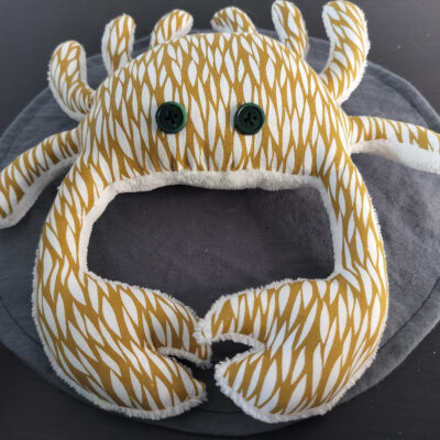 Peluche crabe artisanale ocre et blanc avec motifs de feuillage