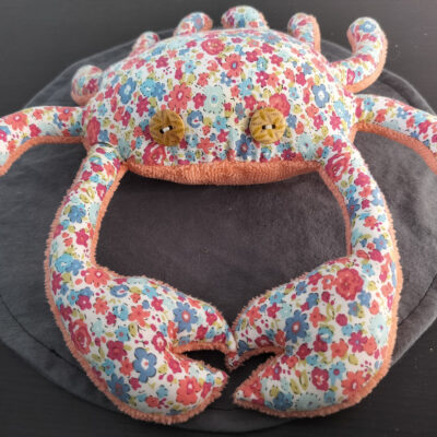 Peluche crabe artisanale en tissu Liberty floral rose et bleu