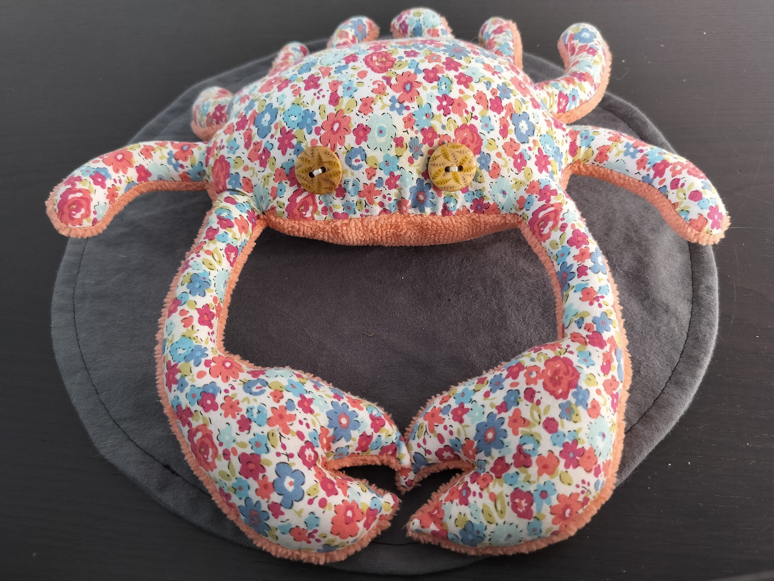 Peluche crabe artisanale en tissu Liberty floral rose et bleu