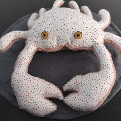 Peluche crabe artisanale blanche et rouge à pois
