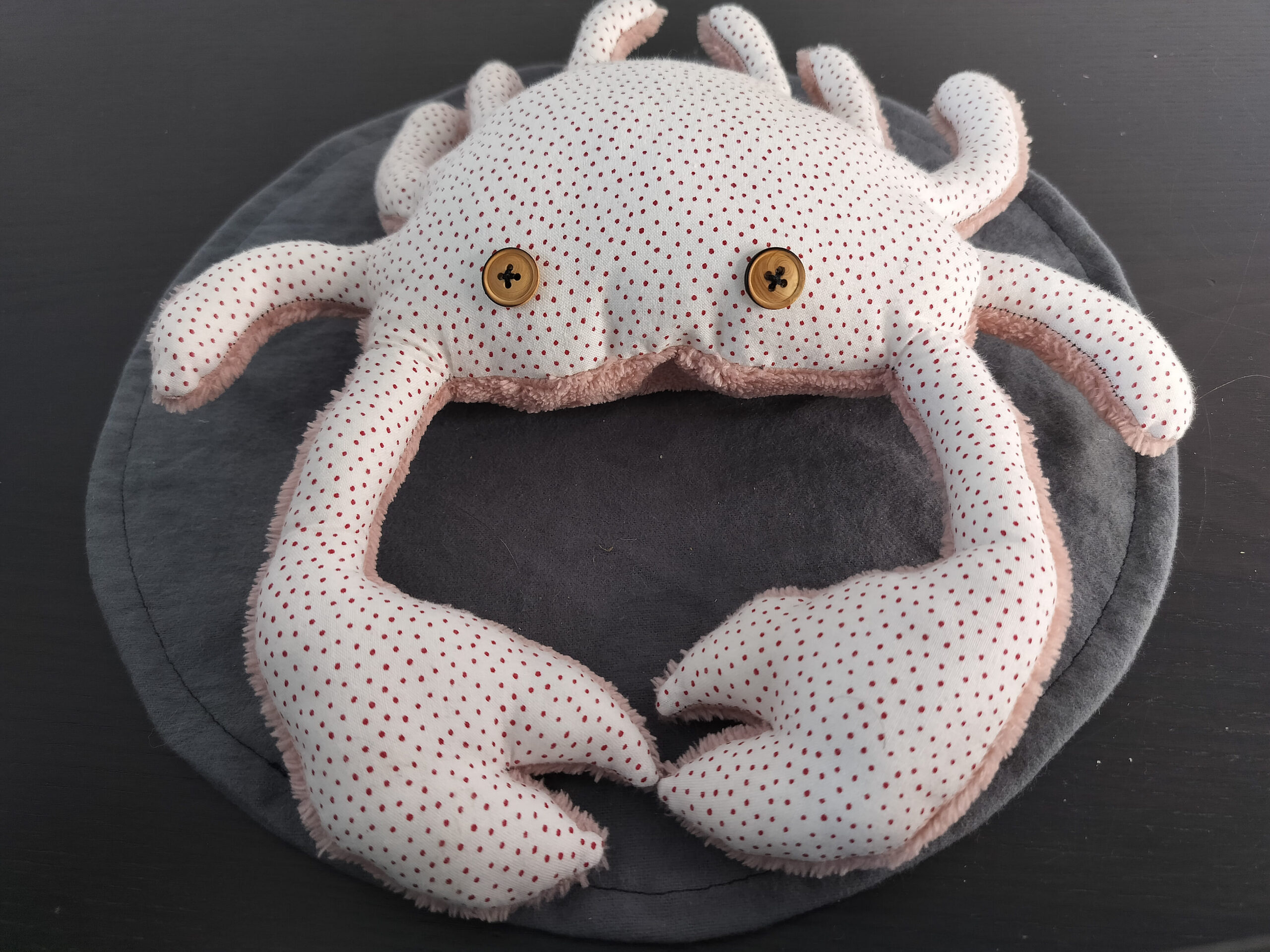 Peluche crabe artisanale blanche et rouge à pois