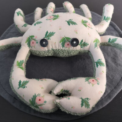 Peluche crabe artisanale rose et verte avec motifs de fleurs anciennes