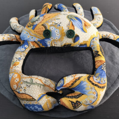 Peluche crabe artisanale jaune et bleue avec motifs de plantes artistiques