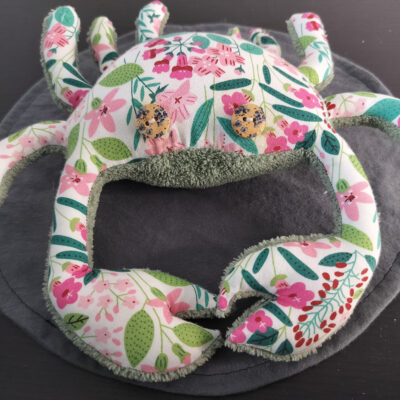 Peluche crabe artisanale florale avec motifs de plantes roses et vertes