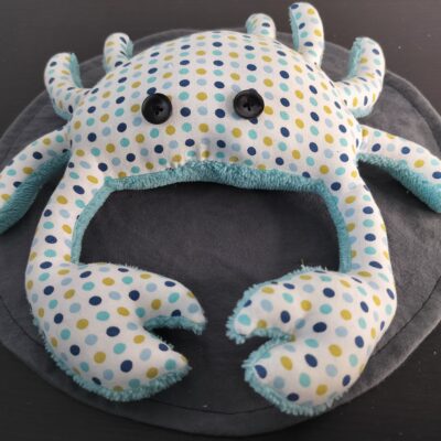 Peluche crabe artisanale à pois bleue et jaune moutarde