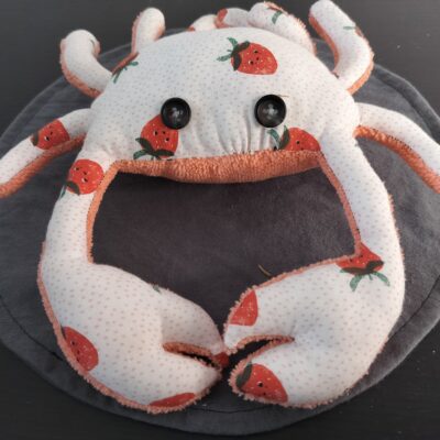 Peluche crabe artisanale blanche et rouge sur le thème de la fraise