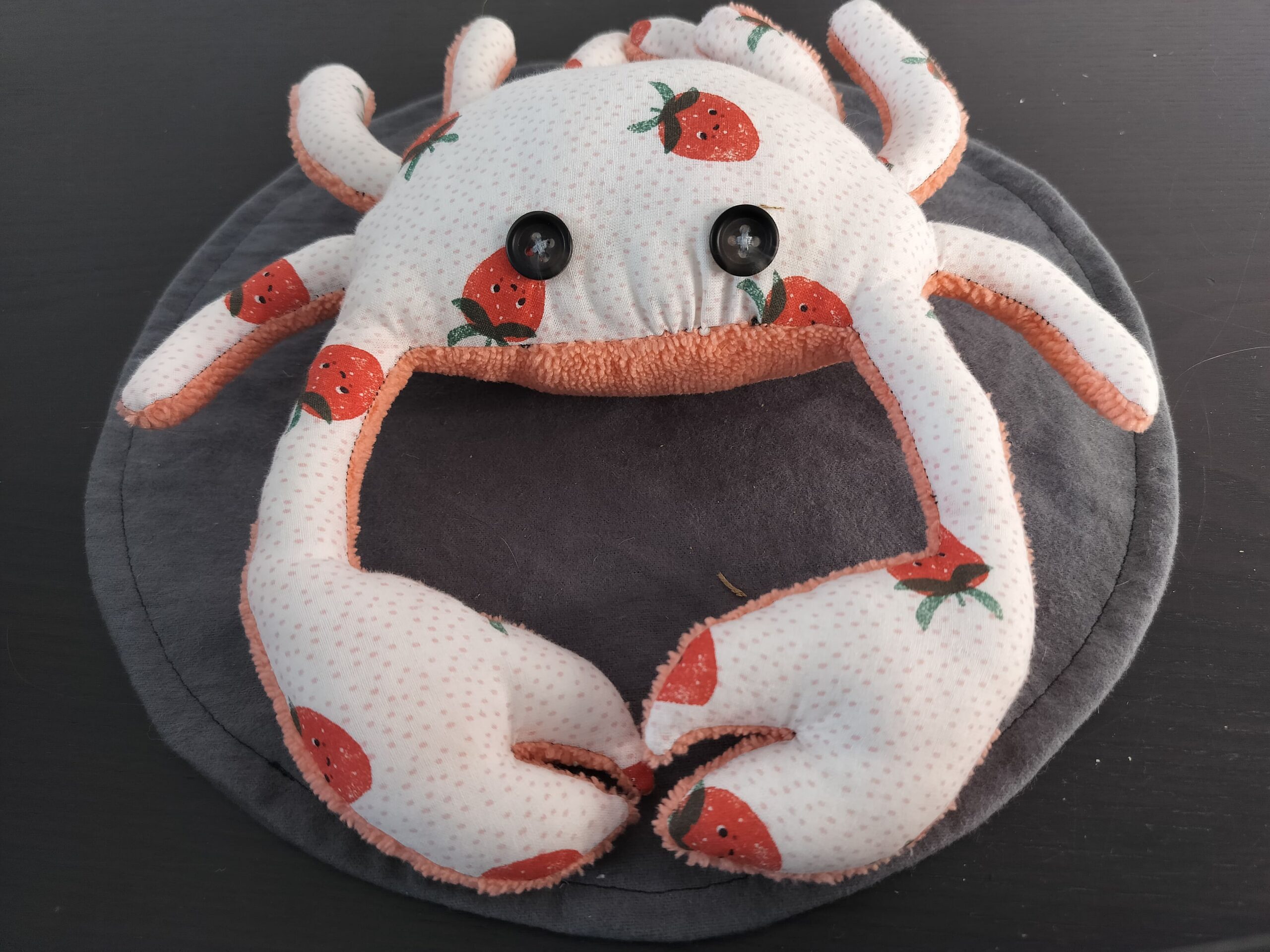 Peluche crabe artisanale blanche et rouge sur le thème de la fraise