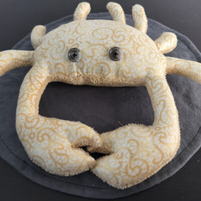 Peluche crabe artisanale beige et sable avec motifs d'arabesques