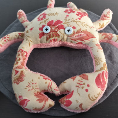 Peluche crabe artisanale florale couleur rouge brique et rose tendre